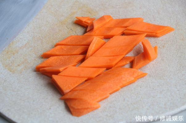 一道解腻解馋的春节菜,芹菜萝卜加木耳,天天吃都不腻