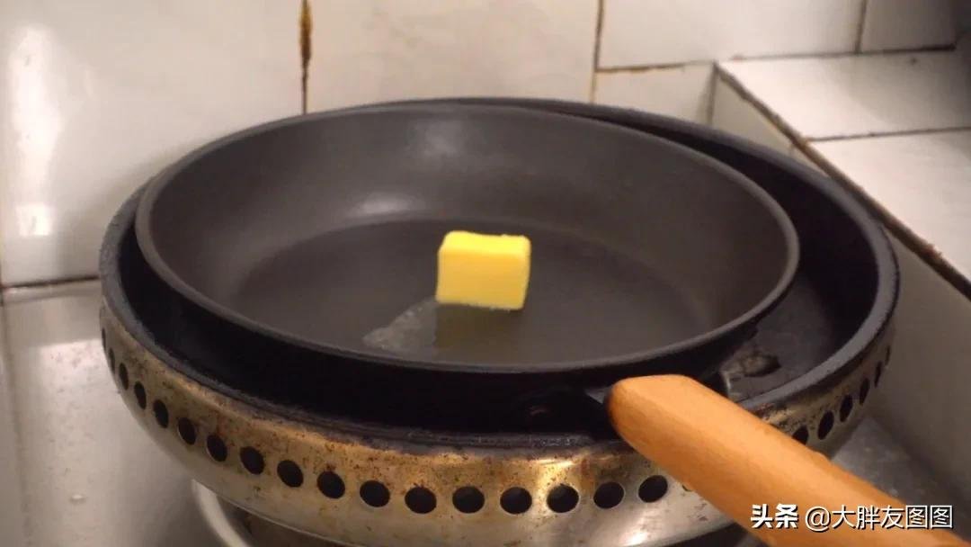 天冷了，煮个酥皮面包汤喝，喝完汤，吃浸满奶油汤汁的面包，满足