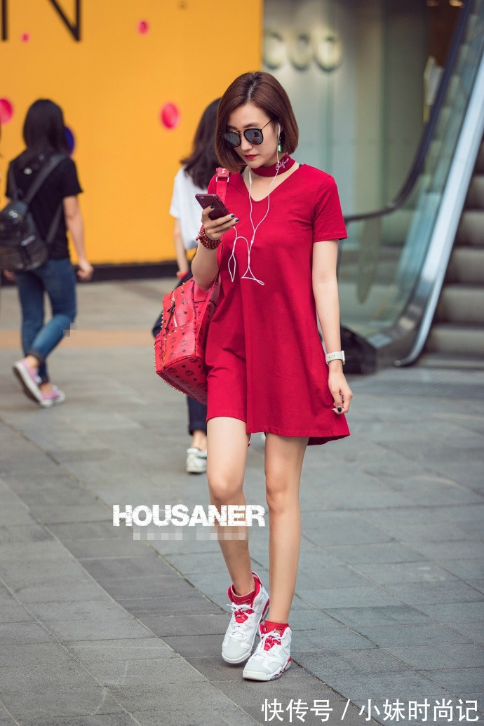 牛仔|街拍,蓝色牛仔连衣裙搭配尖头高跟鞋,时髦又有女人味!