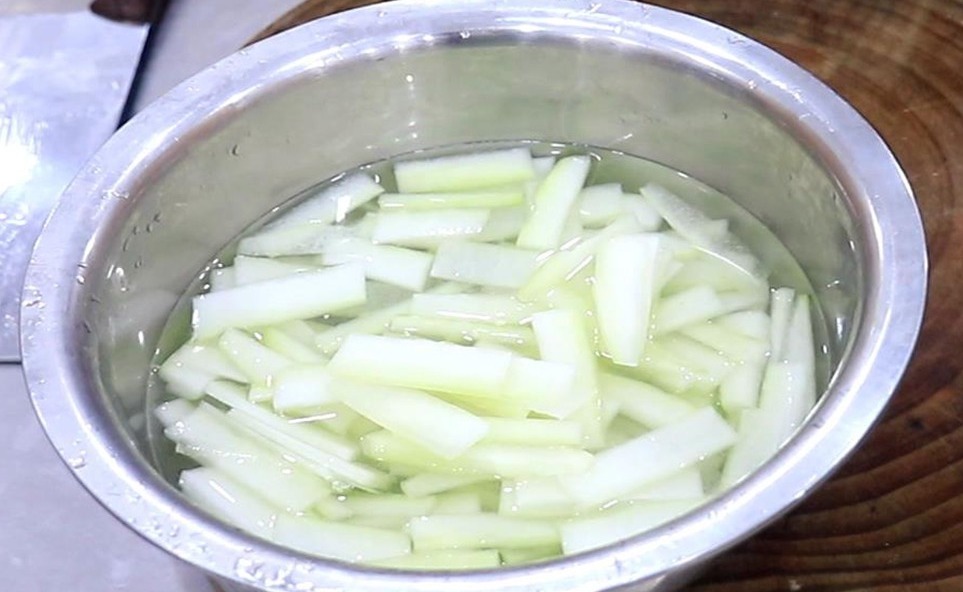 冬瓜哪种做法最香，厨师长都跟它一块炒，鲜香入味，做一盘不够吃