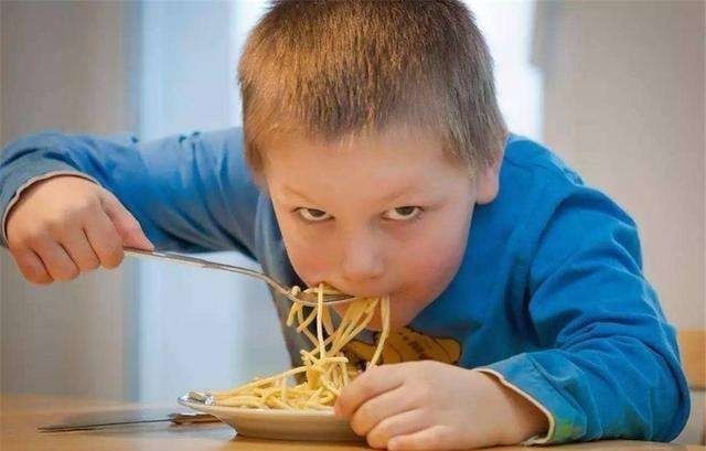 礼仪|长大后没出息的孩子,吃饭大多有“3种表现”,每一种都让人反感