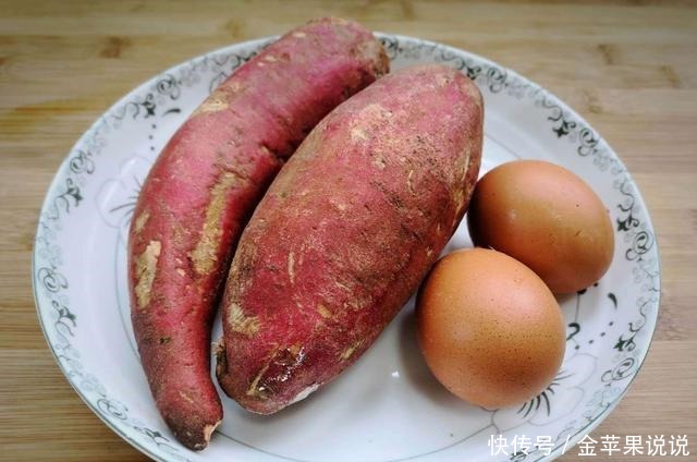 红薯这样做真好吃,一会就做一大盘,好吃的不得了,总是不够吃!