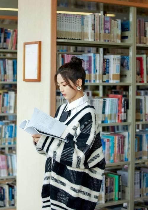 早春，毛衣就买这3个“显白色”，高级不说还减龄，照着穿就好