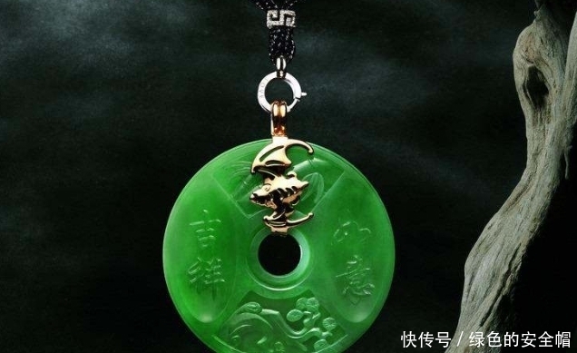 翡翠首饰|翡翠首饰非常珍贵，所以要进行精心的养护，才能保持好的光泽