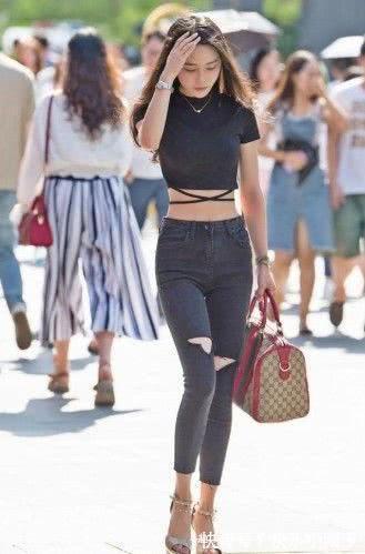 小蛮腰 清爽与时髦都要,牛仔裤穿着简洁大气,展现自然清新的美丽