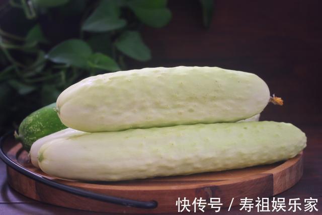 夏天把黄瓜冷冻起来,留到冬天炒肉吃,特别香,我每年都做