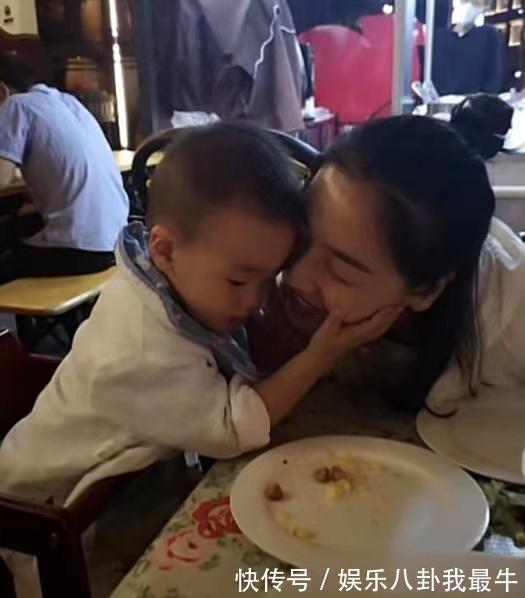 天津体育职业学院|女排前队长晒全家福，魏秋月抱儿子笑容满面，老公太操劳白发抢镜