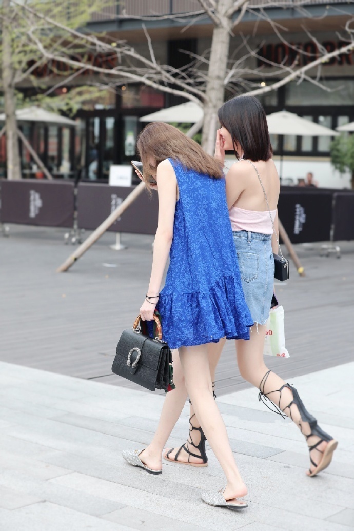 自信|美女街拍:美女走路的姿势自信满满,追求者肯定不少,追她的人排到了法国