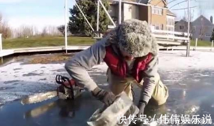 钓鱼|大鱼吃小鱼瞬间被冻住 ，大鱼：哎呦，吃到一半就动不了啦！