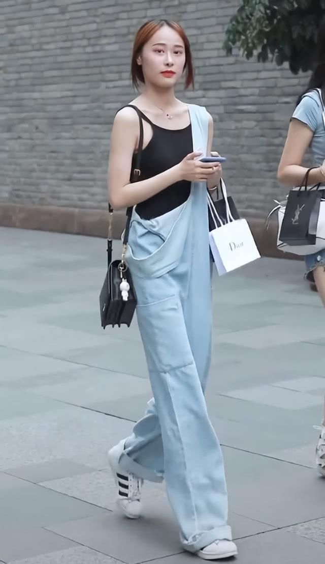 小姐姐|小姐姐的身材匀称凸显韵味,走路时撩头发的姿势的确迷人