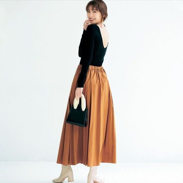 女人懂穿衣就能美下去，试试“针织衫+半身裙”，显瘦又优雅