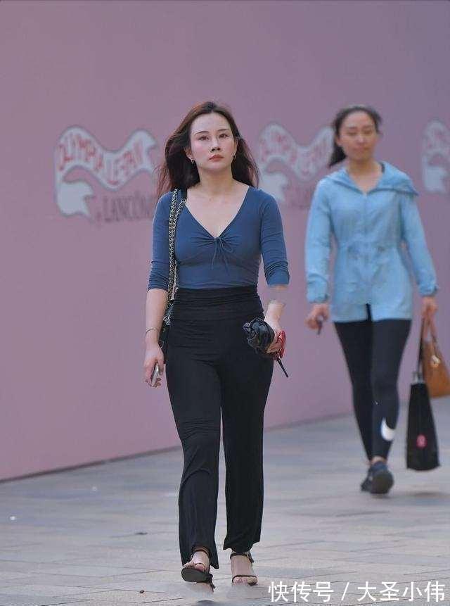 小姐姐|美女街拍:穿打底裤的小姐姐,格外青春减龄,令人羡慕