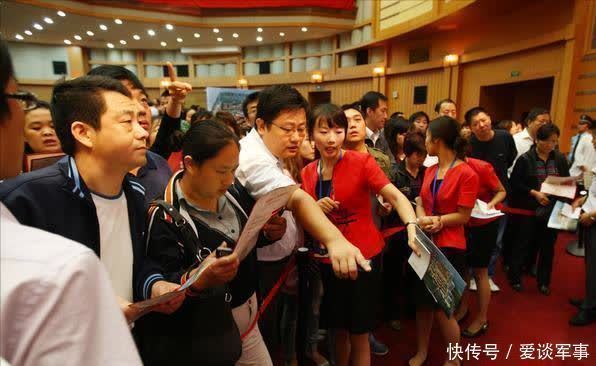 炒房客|楼市进入降温期，为啥还有售楼处“排队买房”？售楼人员透漏答案