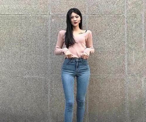 舒适|气质美女紧身牛仔裤，显苗条身材更迷人，时尚穿搭更吸引人！