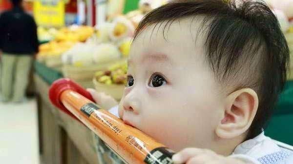 男婴|6个月男婴被扔超市,4小时无人认领,宝妈解释让人哭笑不得