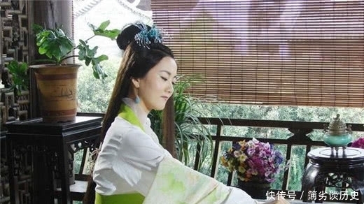 她是明朝花魁,偏爱风流才子,出一对联难倒众人,连唐伯虎都认输