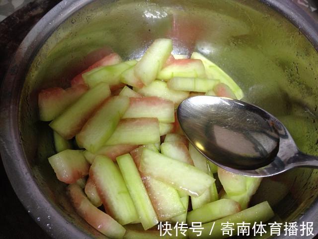 步骤|西瓜皮别再扔了,凉拌西瓜皮:一道不错的爽口小菜,还有清火效果