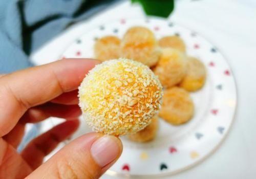 姑娘|孩子爱吃的椰蓉球，趁周末多做些，不用打发，简单拌拌，香酥可口
