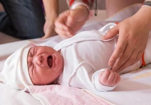 “睡枕头”和“不睡枕头”的宝宝，10年后差距很大，家长别忽视