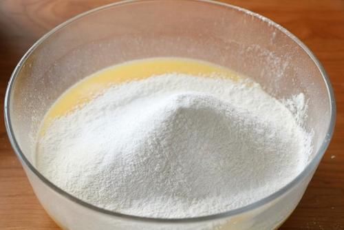 两个鸡蛋,半碗面粉,简单拌一下就可以做成蛋糕,既是早餐又是甜点