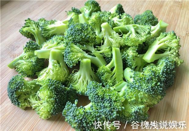 西兰花|营养丰富的西兰花，焯水后要不要过凉水？这样做才正确，颜色翠绿