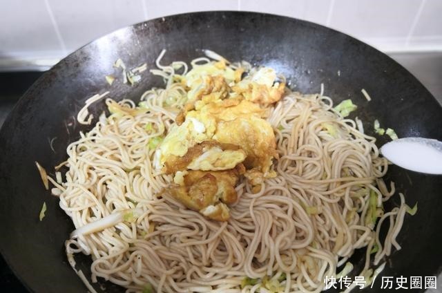 面条别总煮着吃了，试试这做法，营养一锅省事，天热我家经常做！