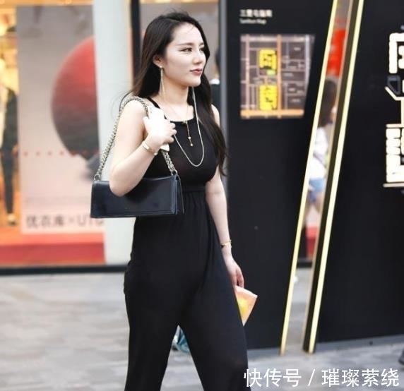 街拍美女身材高挑的小姐姐，简单搭配吊带裙，充满潇洒活力