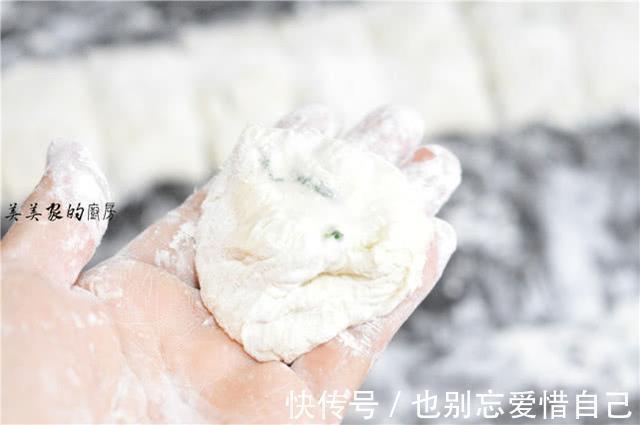 不揉面，不擀皮，早餐饼如此做特省事，蓬松柔软，比油条更好吃！