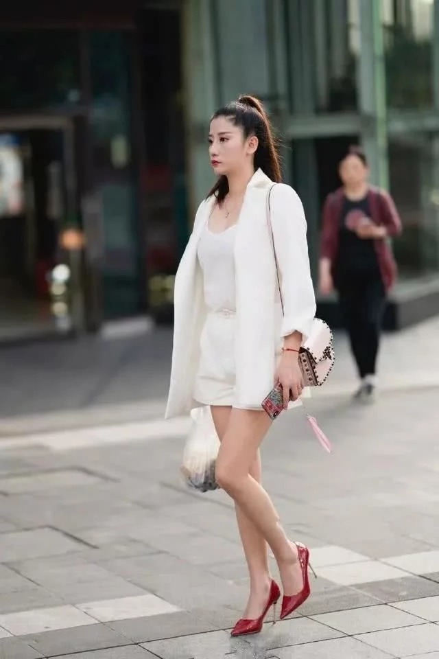 街拍:小美女身穿挂脖吊带裙装尽显傲人身姿,洁白肌肤,美极了