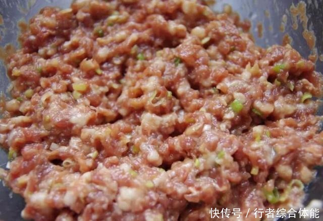 调拌肉馅好吃的秘诀,不用料酒也没腥味,在家也能吃出饭店的味道