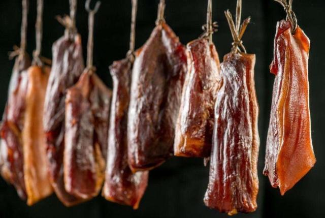 腌腊肉时，别只会加盐，再加此2种料，肉更入味，香味更浓！