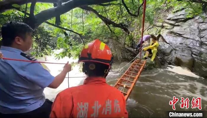 联合派出所|武汉一景区突发山洪导致游人被困 消防紧急救援