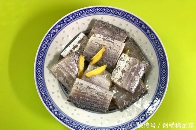 炸带鱼,用面粉还是淀粉许多人都用错了,难怪带鱼不酥脆还回软!