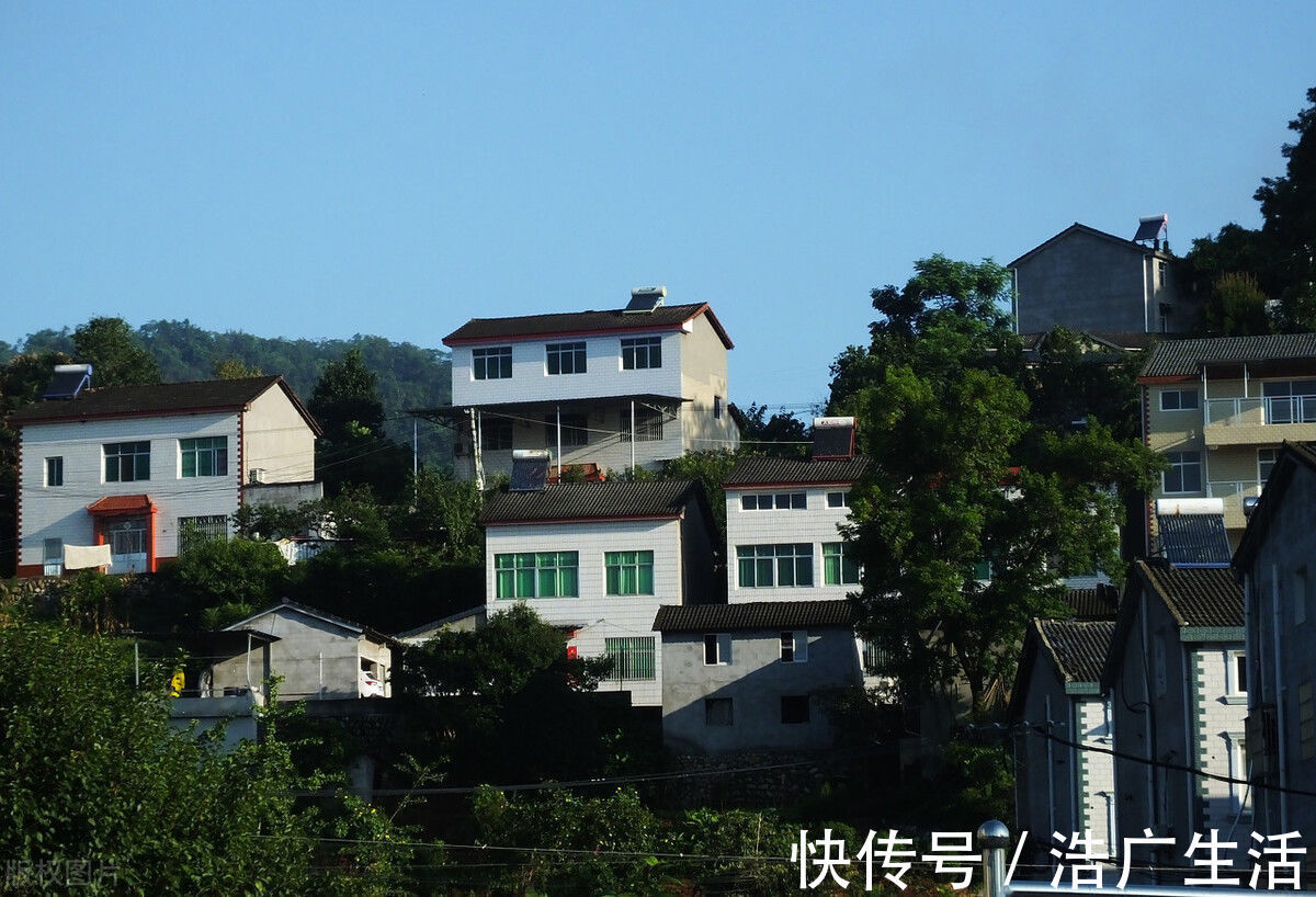 村委会|声明农村宅基地属私有产权,子女可凭继承,但建新需八步骤审核