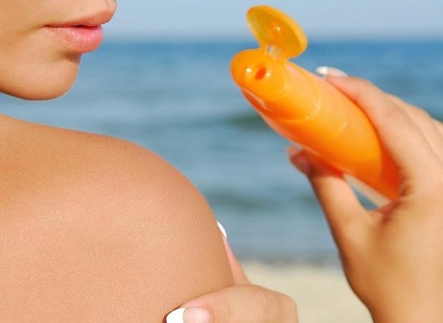 小姐姐 擦防晒霜的四个不能第三个容易长斑!