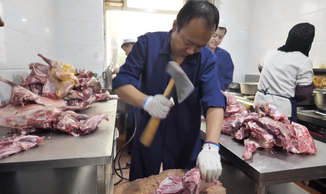饭店|饭店老板做手抓羊肉,用一招让羊肉变紧实没膻味,每天煮几十只羊