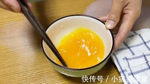 口感|蒸鸡蛋羹切记直接上锅蒸,大厨教你一招,口感嫩得像豆腐,无蜂窝