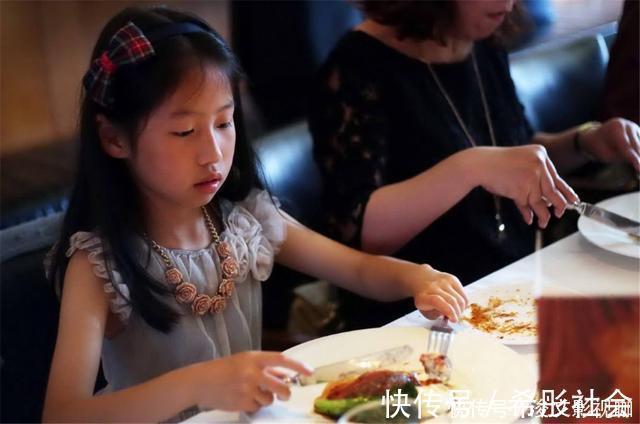孩子|长大后有出息的孩子,吃饭时大多遵守3个“规矩”,教养骗不了人