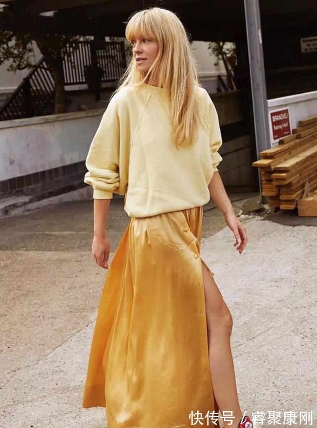 随性|卫衣+半裙=早秋最火混搭套路,时髦又有女人味