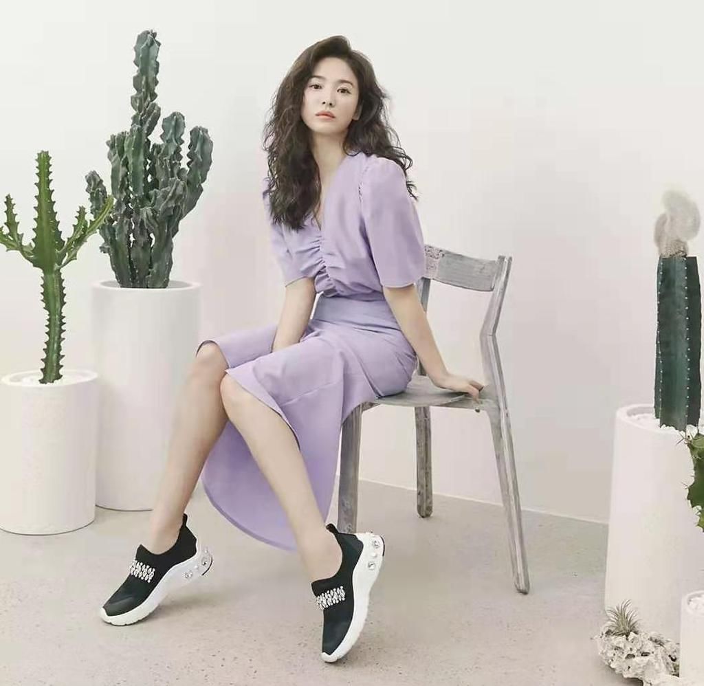 五十岁长发怎么留好看?4种时髦又减龄长卷发,什么发量都适合