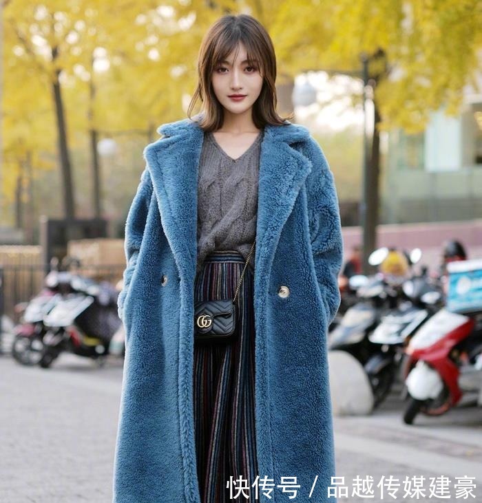 漂亮|街拍:好漂亮的小姐姐,身穿一字肩小款上衣,美极了!