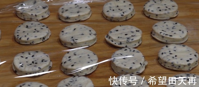 油炸|面粉别烙饼了,加一把芝麻,酥脆可口,香甜营养,孩子抢着吃!