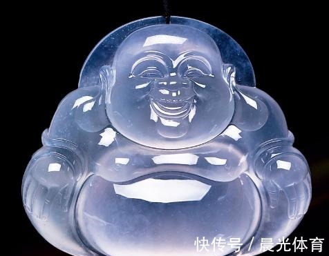 饰品 这些场合尽量不要佩戴耀眼的翡翠饰品,大家要注意!