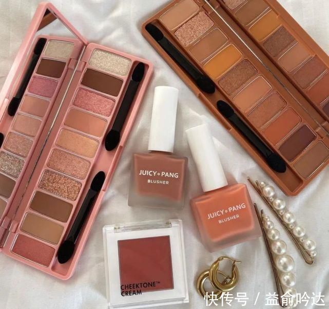 细闪|今天美容编辑教大家：如何用穿搭的思路学化妆