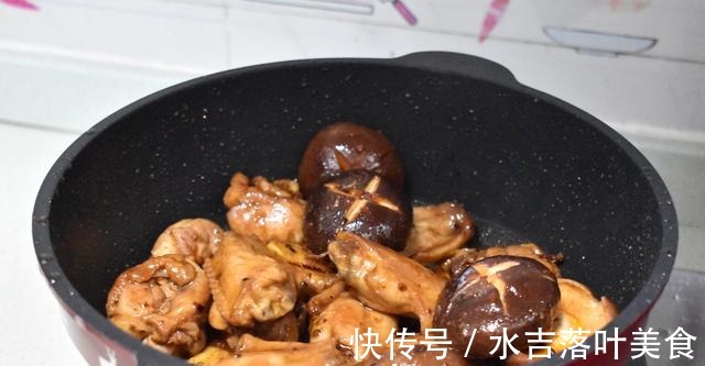 鸡翅|秋季适合这菜，4种食材炖一锅，好吃好做，一顿饭就一个菜就够了！
