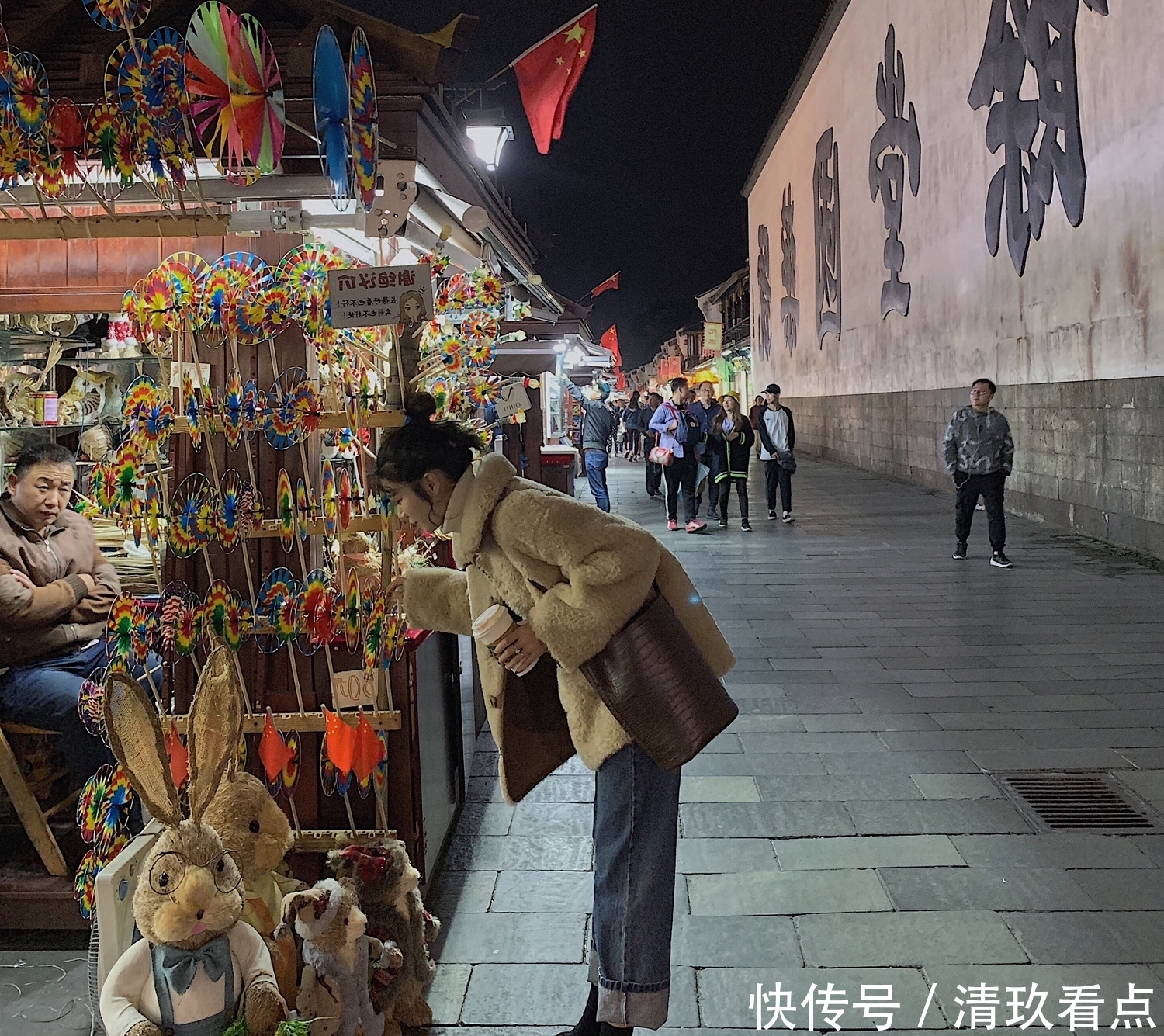 建议大家！穿羊羔毛不要配阔腿裤，土！今冬流行这么穿，超减龄