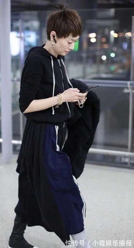 黑色|马伊琍“潮”起来不得了，卫衣配拼接裙洋气又个性，阴阳鞋更吸睛