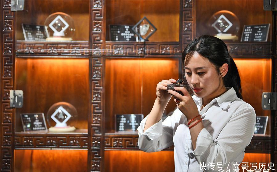 高价 90后女孩5年内捡800斤陨石,面对每克1万元收购,她:一颗也不卖