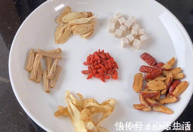 立秋后,多给家人这样蒸鸡吃,鸡肉嫩滑又滋补,营养不流失,解馋