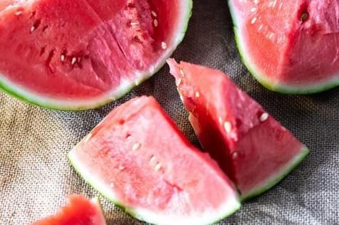 吃不完的西瓜不要放冰箱，瓜农教你此种做法，放2天也不会坏